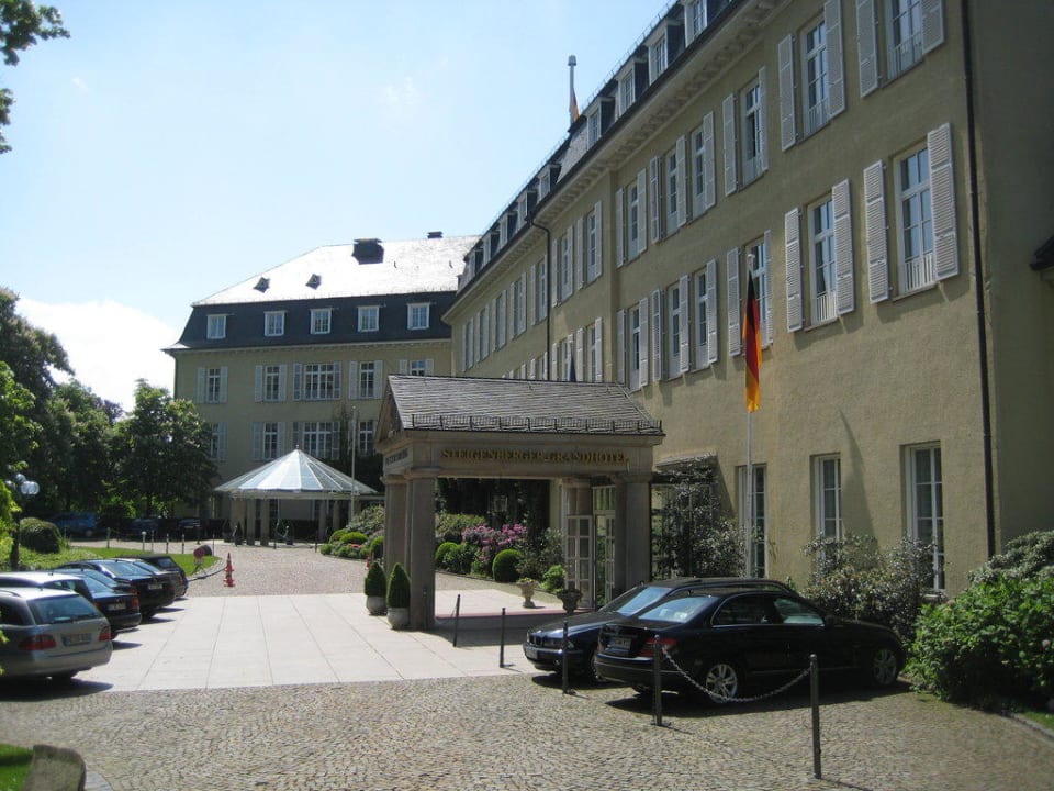 Blick auf das Hauptgebäude mit Eingang Steigenberger Icon Grandhotel Petersberg