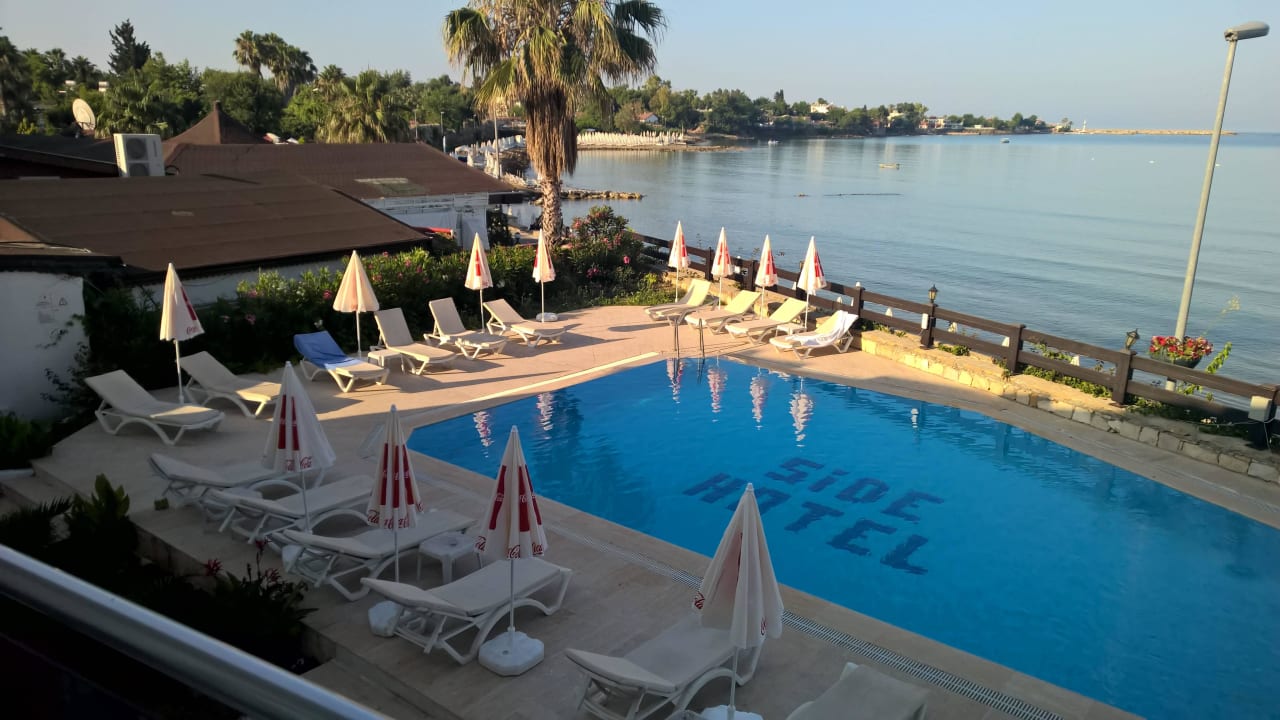 Blick über den Pool bis Side-Zentrum Hotel Side Beach Club