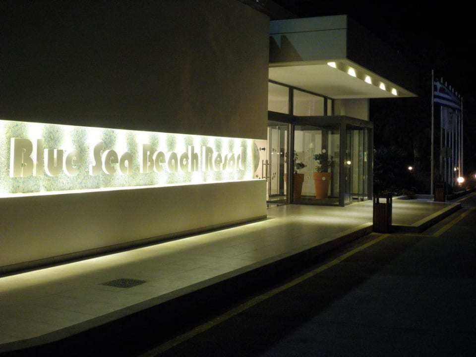 Hoteleingang bei Nacht Blue Sea Beach Resort