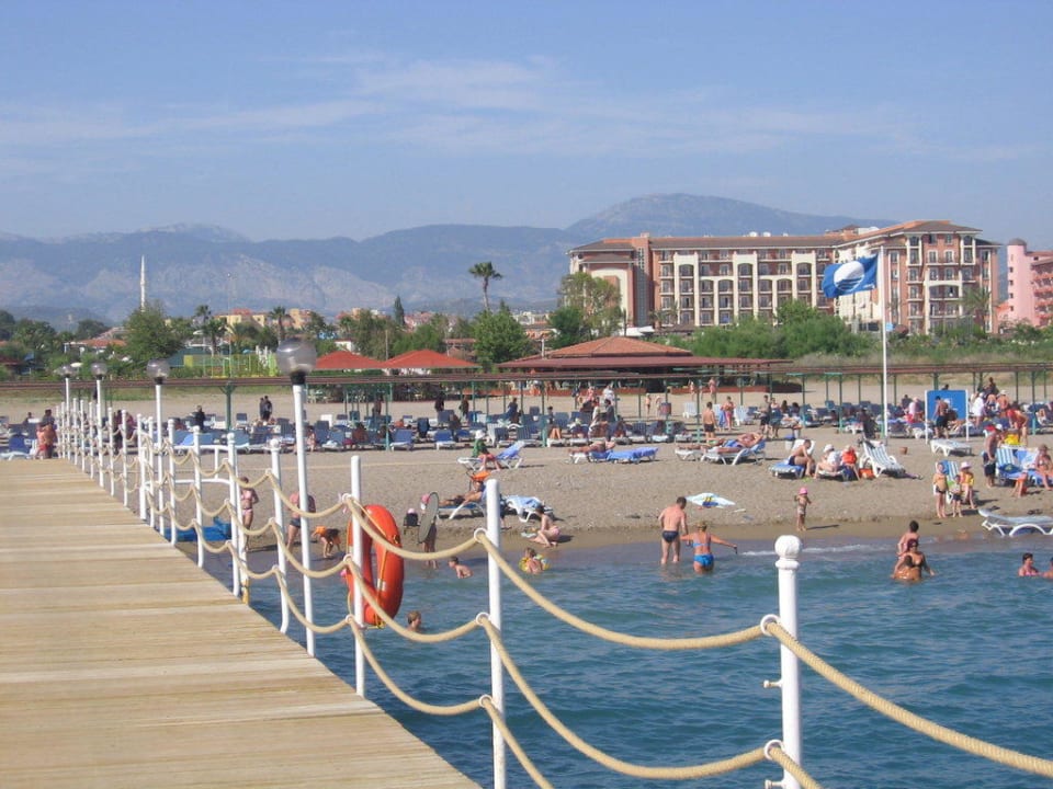 Blick vom Badesteg auf das Hotel Asteria Family Resort Side