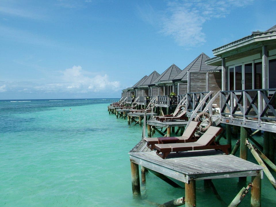 Meerseite der Watervillen Kuredu Island Resort & Spa