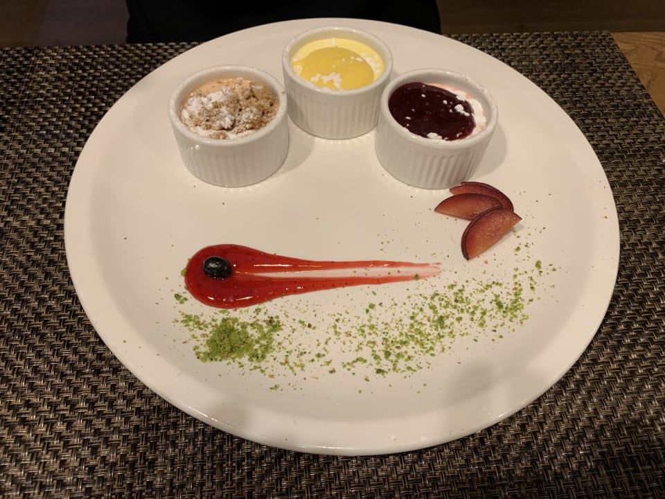 Gastro Acanthus Cennet Barut Collection