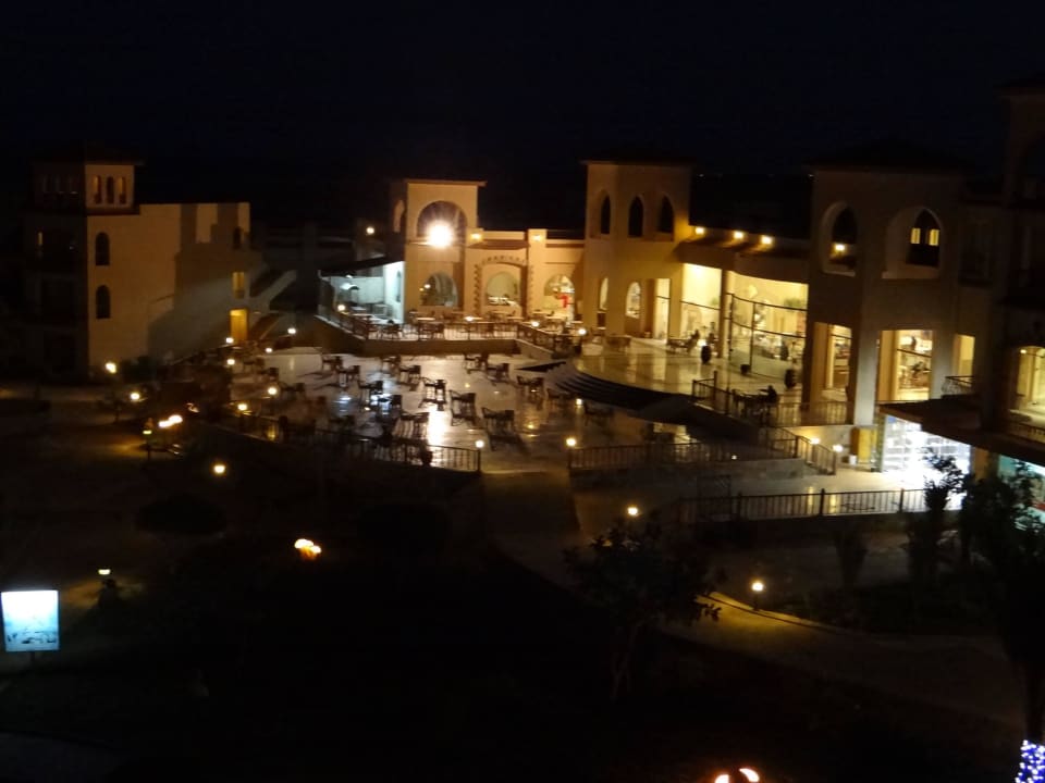 Hotel bei Nacht Pensée Royal Garden Beach Resort