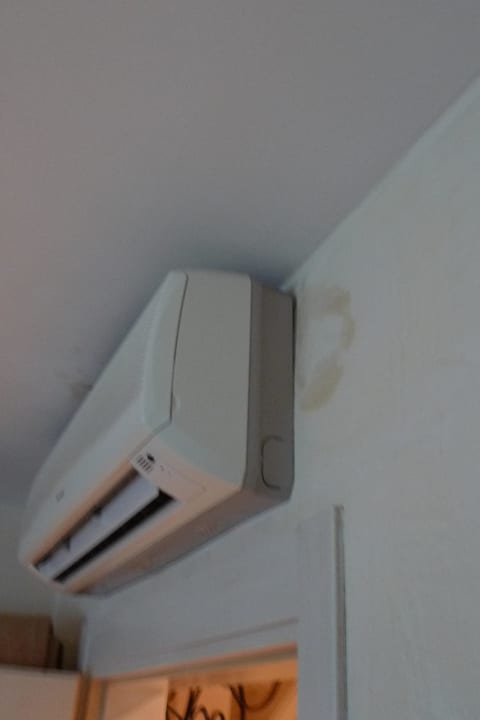 Klimanaanlage mit Schimmel und Tropfen Hotel Vecellio