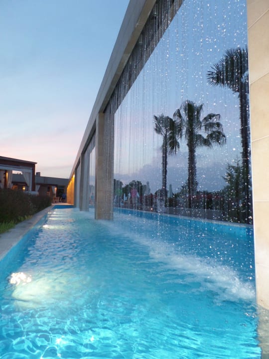 Wasserfall am Abend alltoura Club Hotel Poseidon Palace