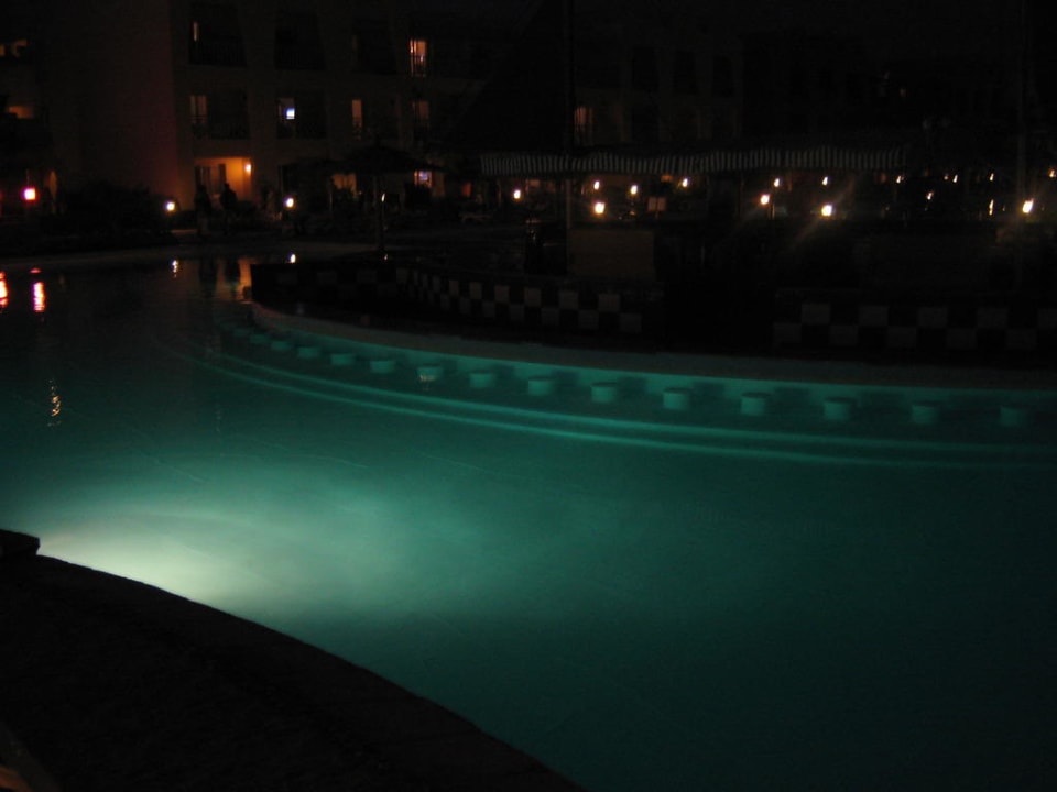 Poolbar bei Nacht Titanic Beach Spa & Aqua Park