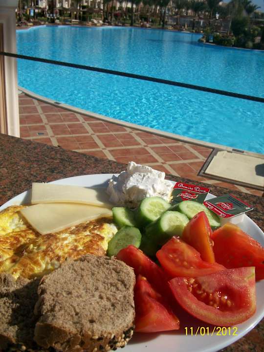 Frühstück am Pool  Pickalbatros Palace Resort
