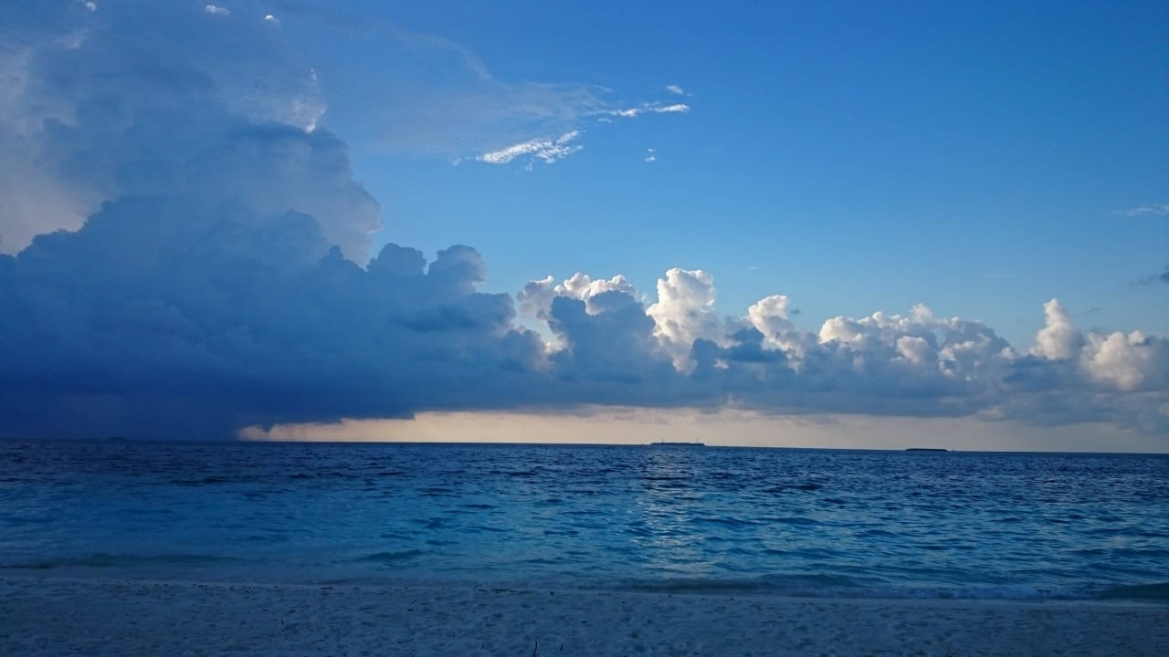 Sonnenuntergang - Regen kommt Filitheyo Island Resort