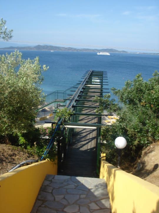 Weg vom Hotel zum Strand Akrathos Beach Hotel