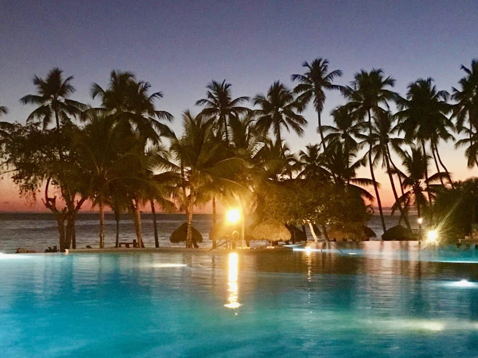 Sonnenuntergang über dem Infinity-Pool. Dreams La Romana Resort & Spa