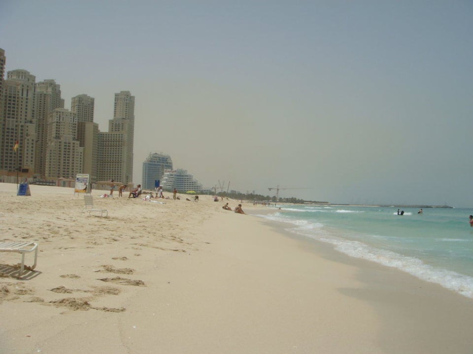 Blick vom Strand auf die Skyline Hilton Dubai Jumeirah