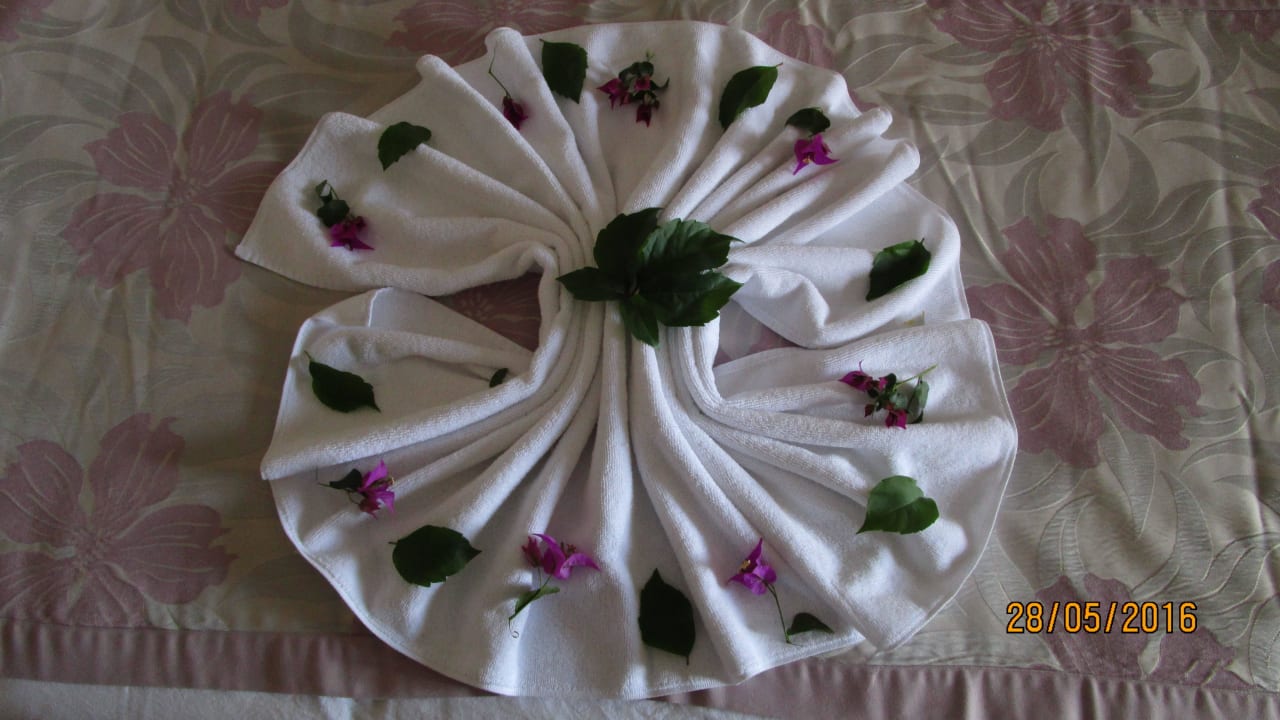 Liebevolle Skulptur auf dem Bett Can Garden Resort