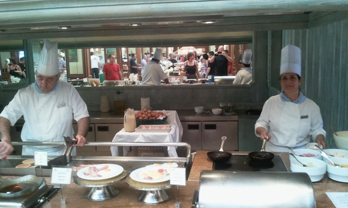 Köche bei Omelettzubereitung Hipotels Playa la Barrosa