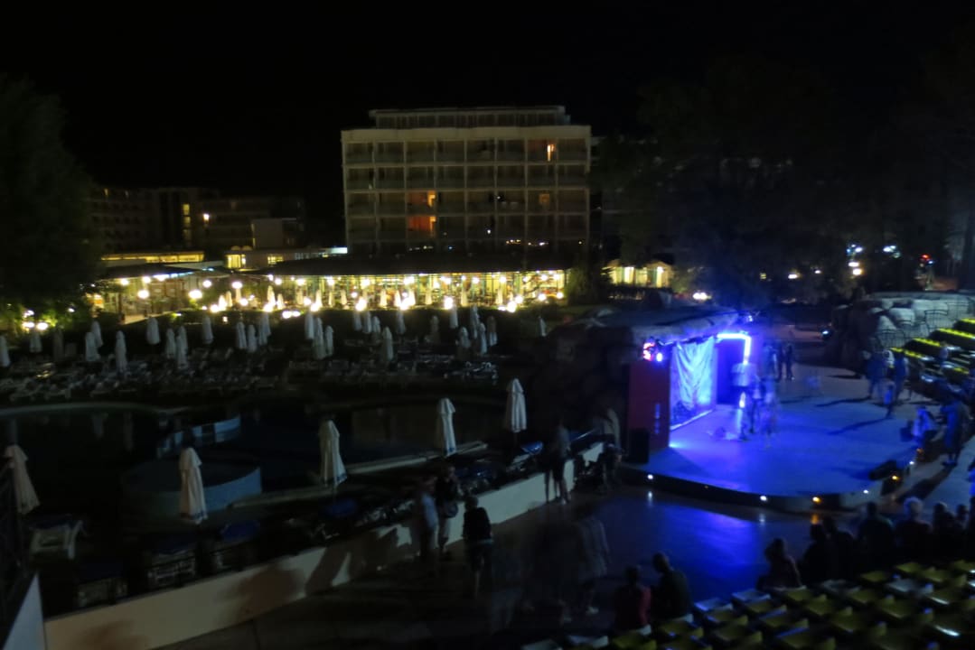 Pool vom Außentheater bei Nacht DAS Club Hotel Sunny Beach