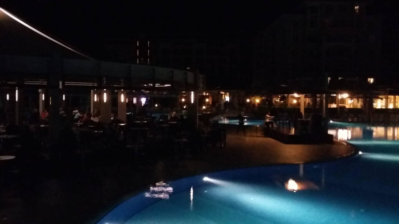 Areal Poolbar bei Nacht Sunis Elita Beach Resort & Spa