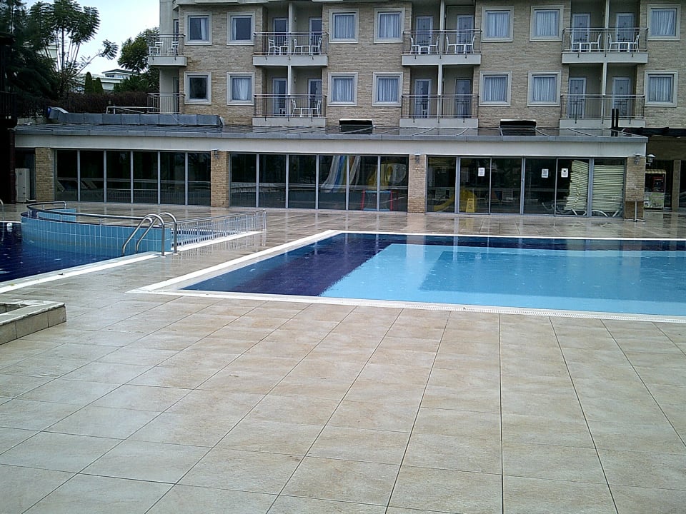 Pool Side Aluna Hotel