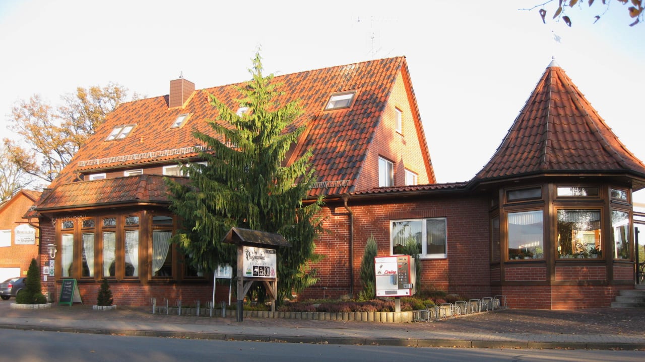 Hauptgebäude mit Restaurant (Turm) Hotel Kiek In im Wiesengrund