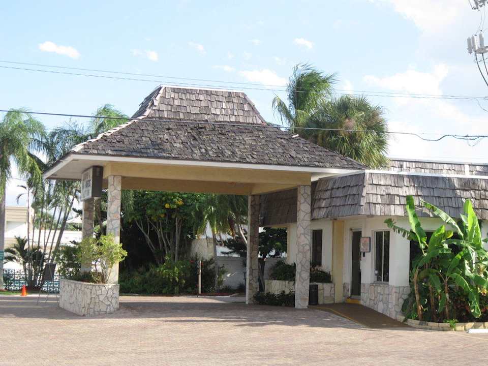 Rezeptionseingang Hotel Outrigger Beach Resort