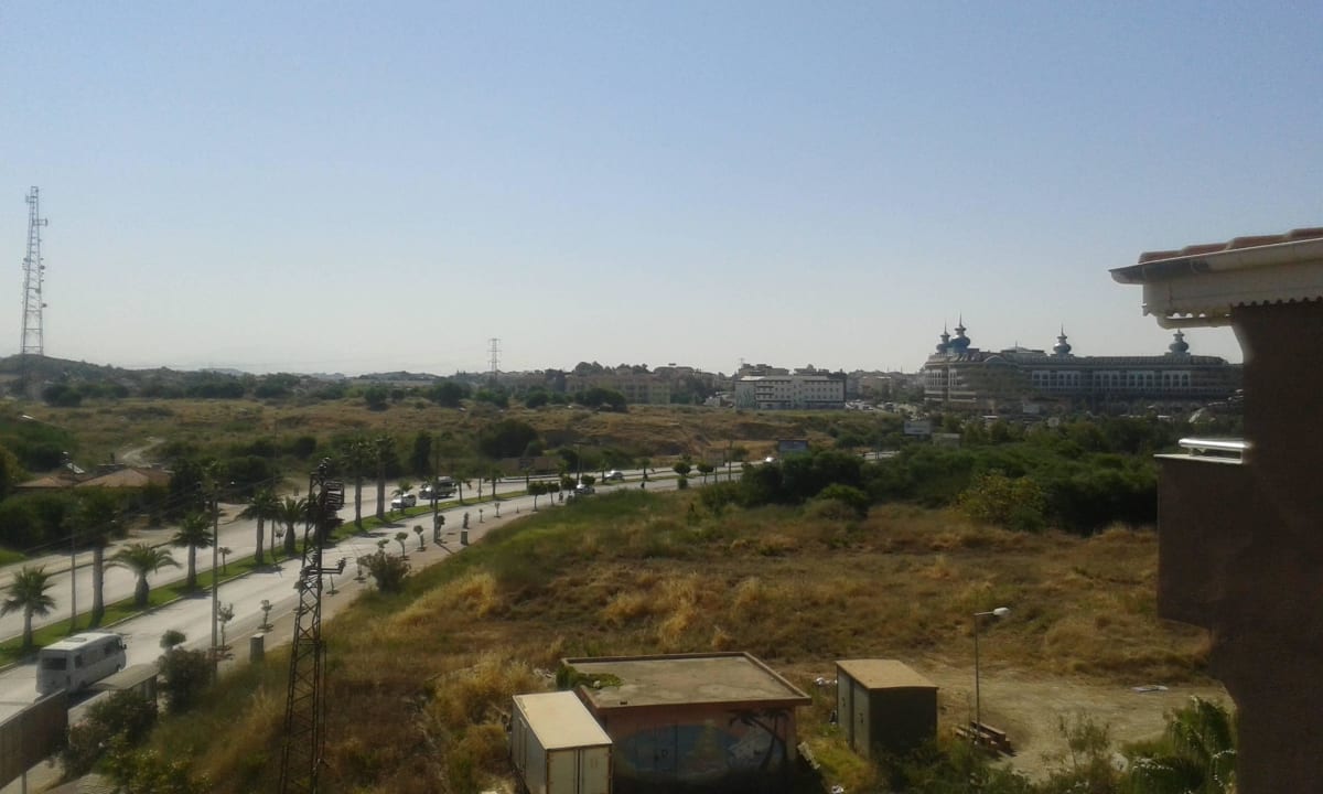 Nachts teilweise laute Musik von der anderen Seite Seaden Corolla Hotel