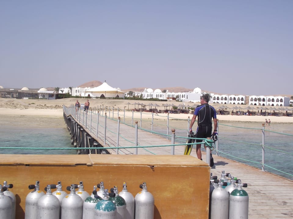 Blick vom Steg auf die Anlage Hotel Gorgonia Beach Resort