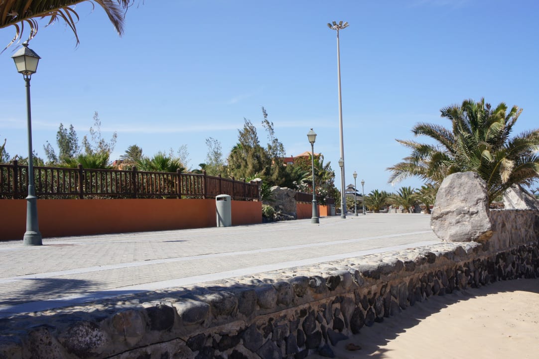 Deptak przy plaży Elba Carlota Beach & Golf Resort