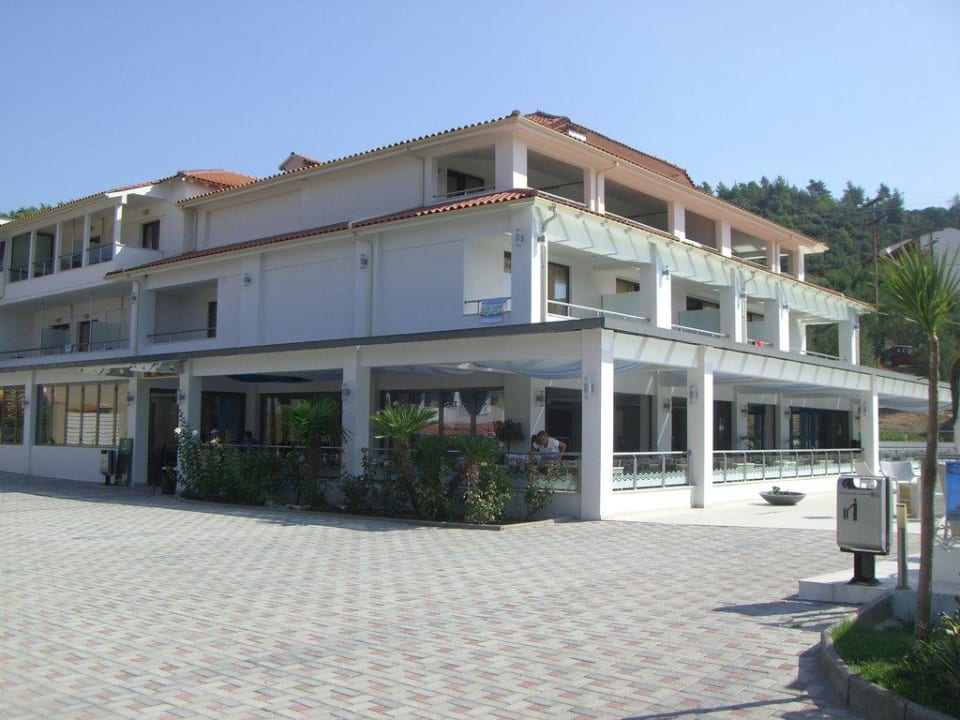 Aussenansicht Hauptgebäude Hotel Lagomandra Beach