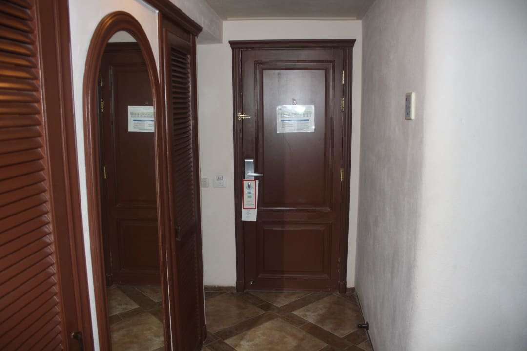 Flur mit Blick zur Tür, links begehbarer Schrank Pickalbatros Citadel Resort