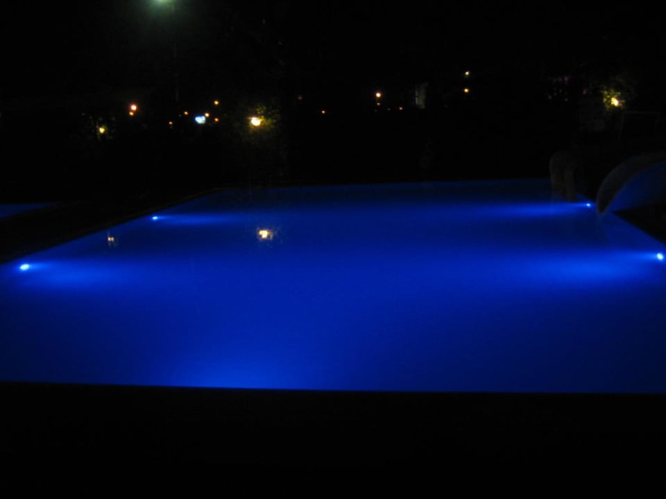 Pool bei Nacht Hane Family Resort
