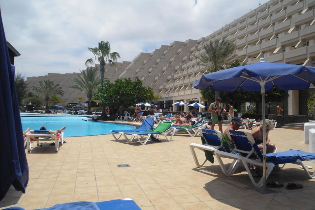 Ansicht Hotel und Pool Hotel Grand Teguise Playa
