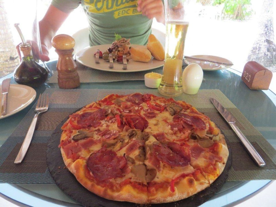Pizza und gegrillter Oktopus im The Palm  Kuramathi Maldives