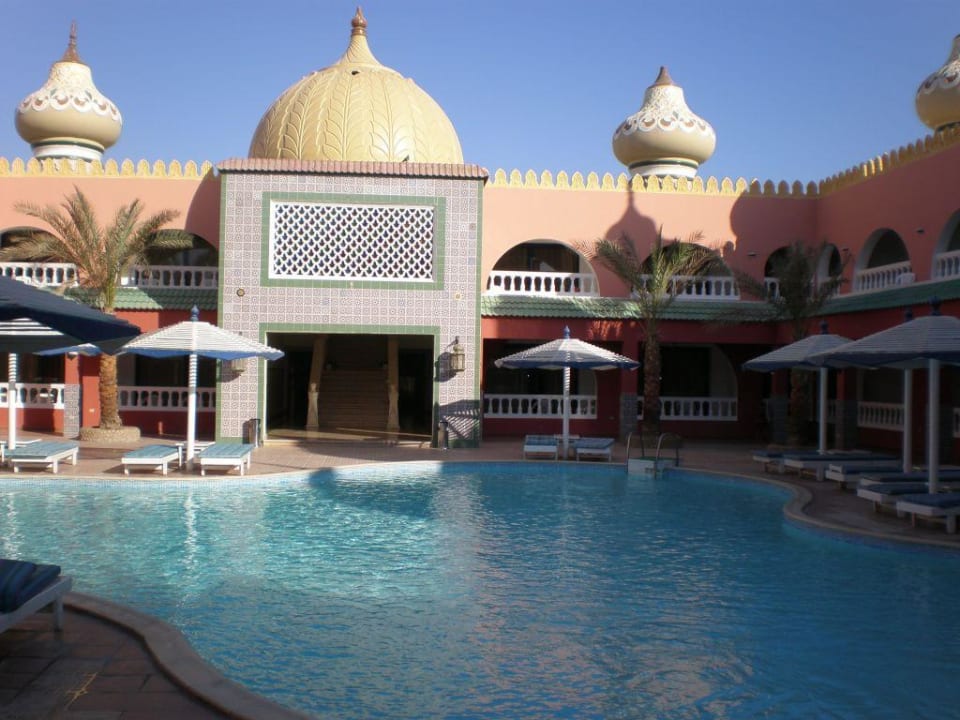 Innenhof mit einem der 4 kleinen Pools Pickalbatros Alf Leila Wa Leila Resort - Neverland Hurghada