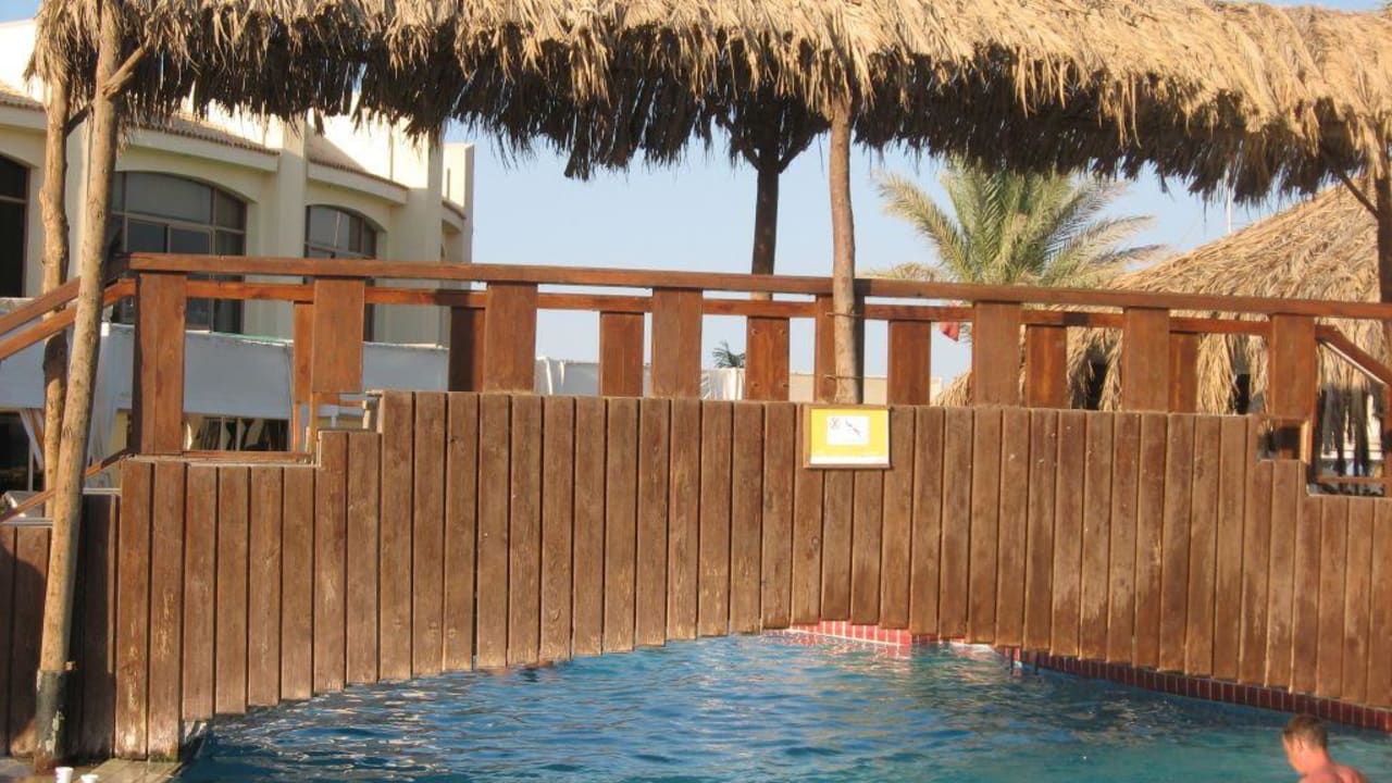 Mostek nad basenem Sindbad Club