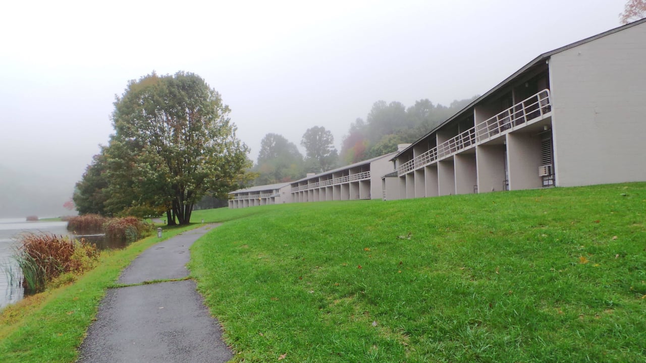 Seeseite des Hotels Hotel Peaks Of Otter Lodge