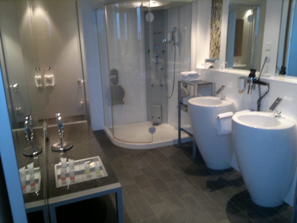 Bad mit Dampfdusche in der Wellness Suite Four Points by Sheraton Panoramahaus Dornbirn