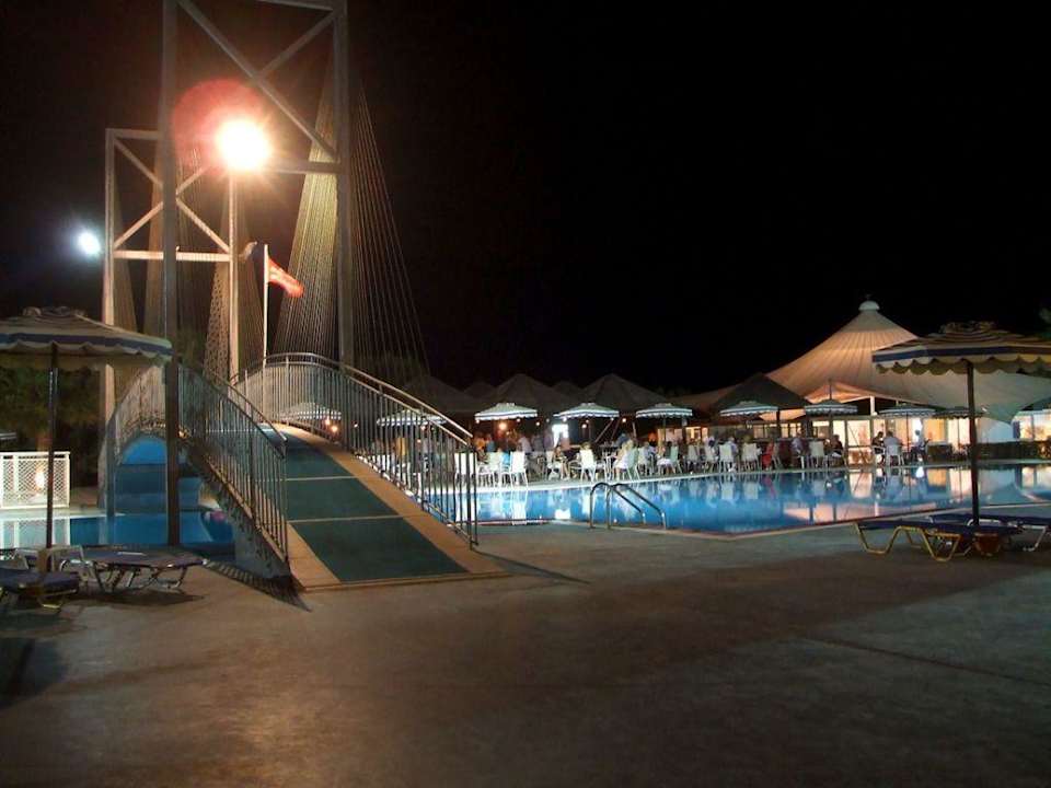 Pool-Brücke bei Nacht Doreta Beach Resort & Spa
