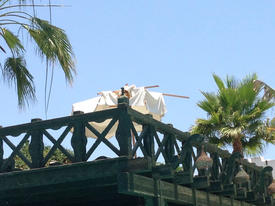 Zerfetzte Sonnenschrime Hotel Delta Sharm Resort