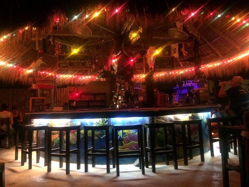 Hübsche Hotelbar, direkt am Strand Hotel Lanta Castaway Resort