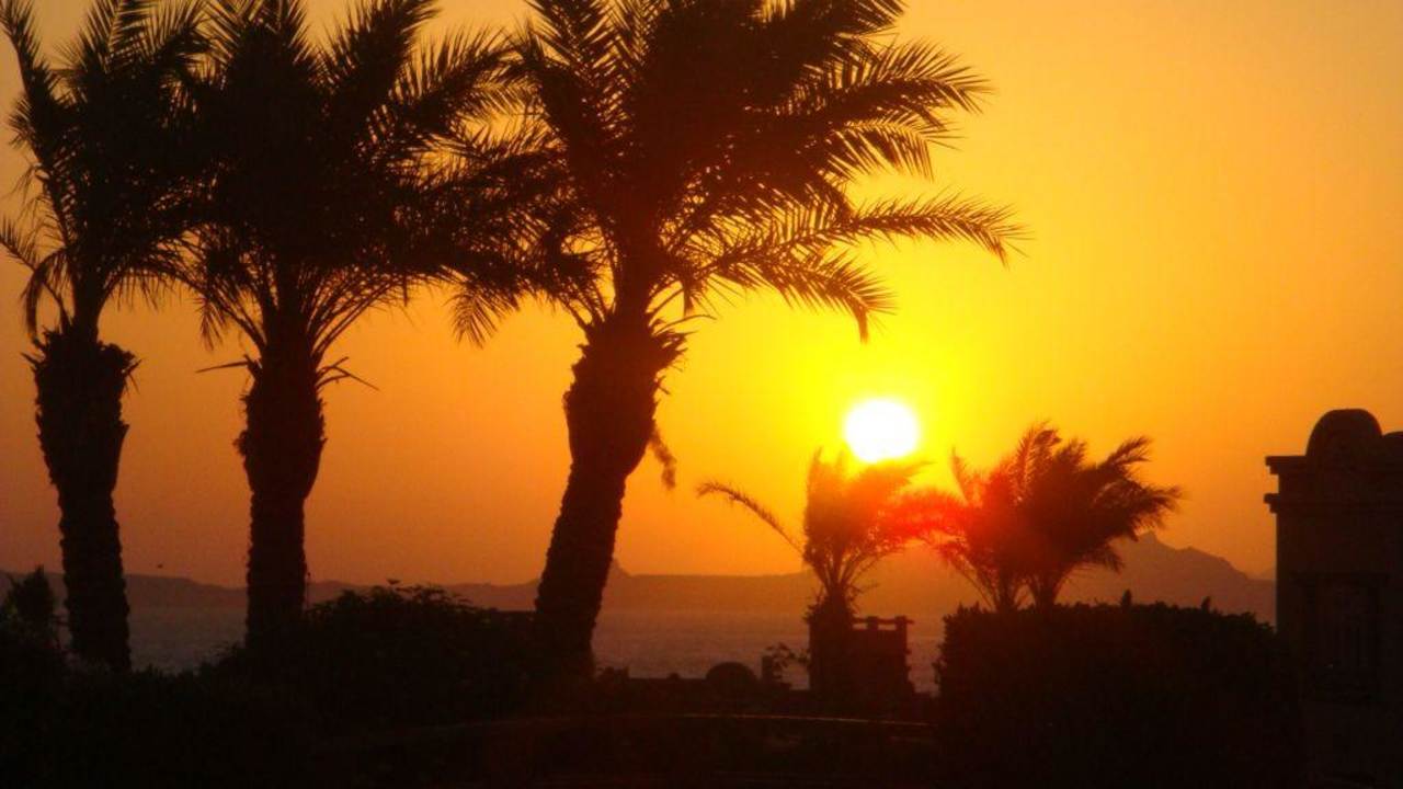 Sonnenaufgang am Strand Charmillion Gardens Aquapark
