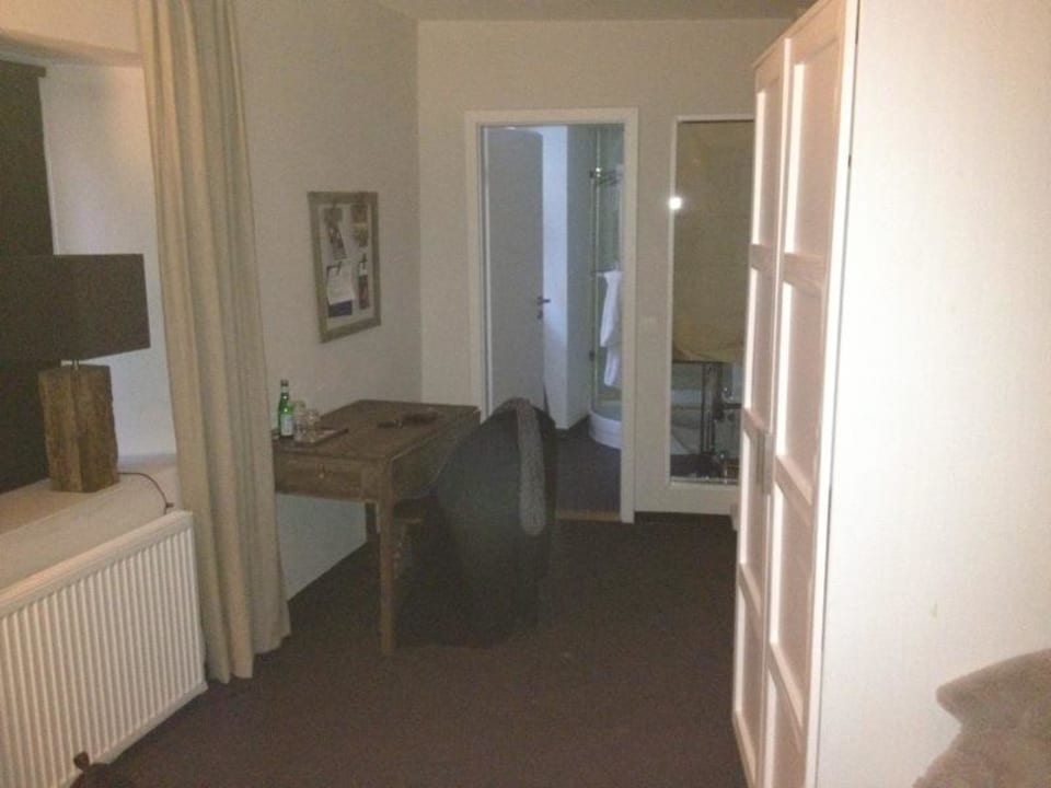 Blick auf Schreibtisch und Bad Hotel Goldene Steig