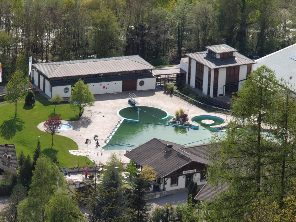 Sonnenrundgang: Blick auf das Freibad Panoramahotel Wildschütz