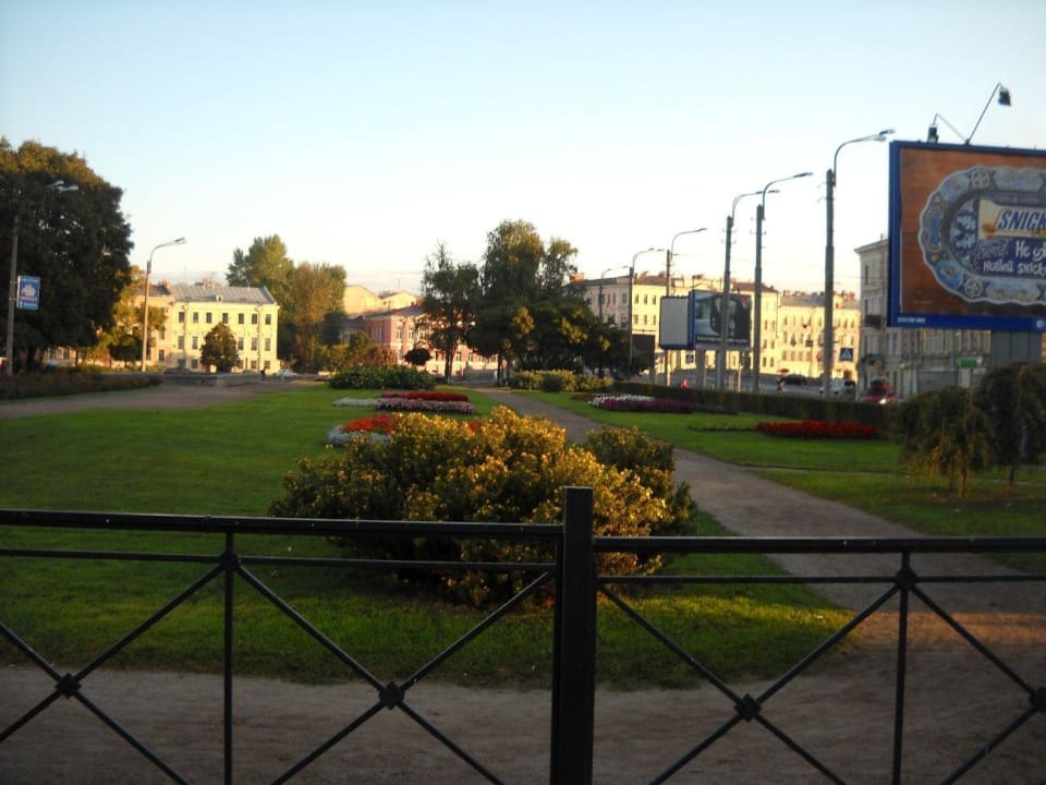 Kleiner Park vor Hotelanlage AZIMUT Hotel St. Petersburg