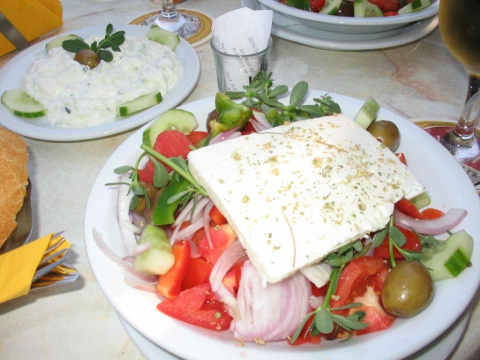Griechischer Salat und Tsaziki  Hotel Alma Beach