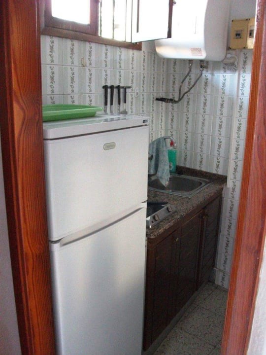 Kitchenette mit Herd und Kühlschrank Hotel Caroni