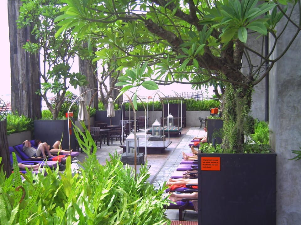 Liegenbereich hinter dem Pool Siam@Siam Design Hotel Bangkok