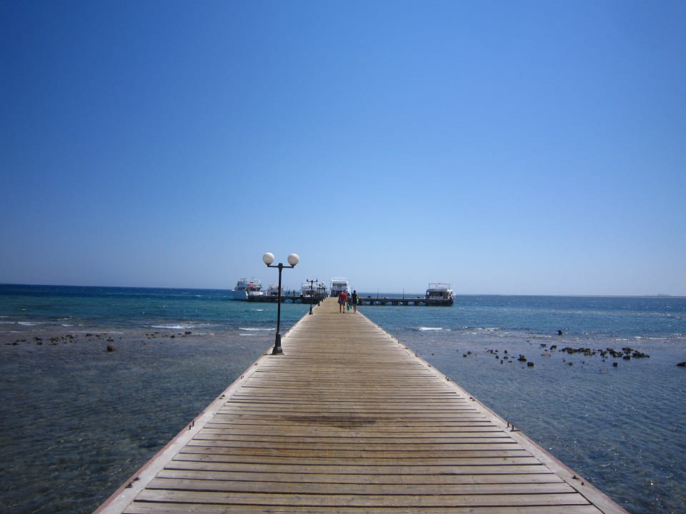 Der lange Steg über das Riff Amwaj Beach Club Abu Soma Resort