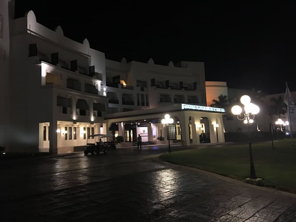 Hotelvorfahrt Steigenberger ALDAU Beach Hotel