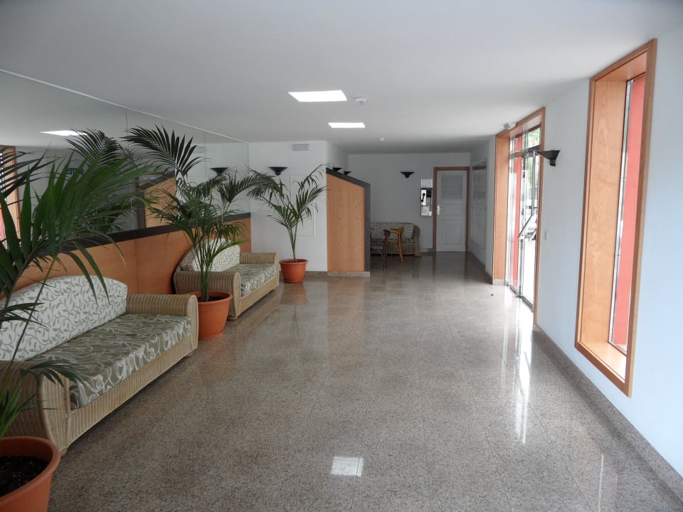 Eingangsbereich mit Internetarbeitsplätzen HL Miraflor Suites Hotel