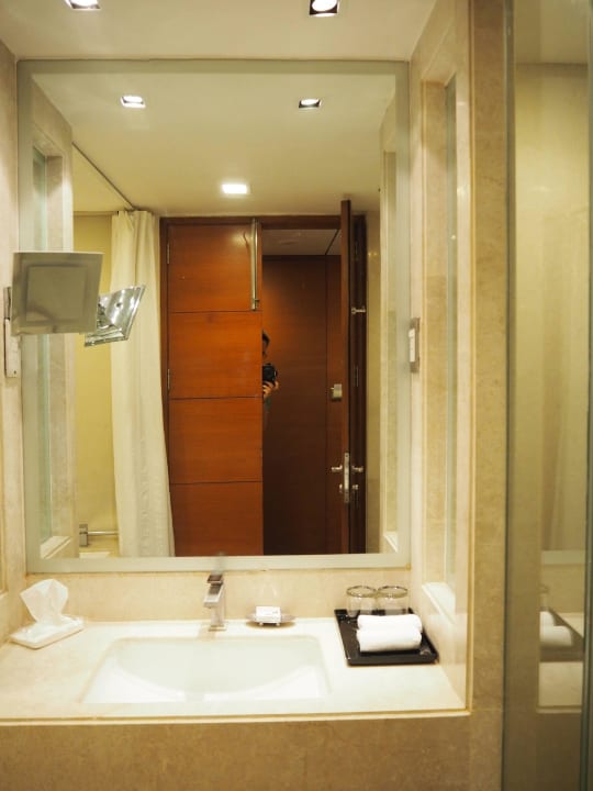 Zweie Übernachtung: Bad, Waschbecken  Hotel The Piccadily New Delhi