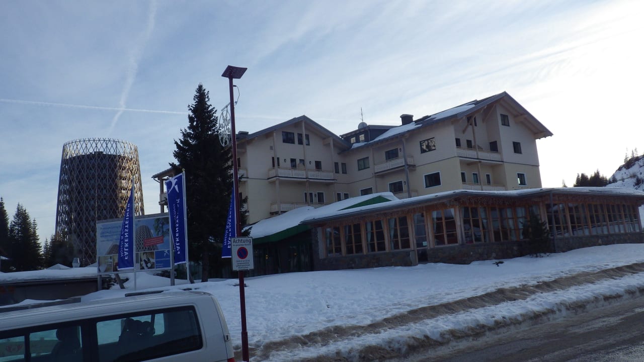 Das Hauptgebäude mit den schöneren Zimmern Falkensteiner Hotel Cristallo