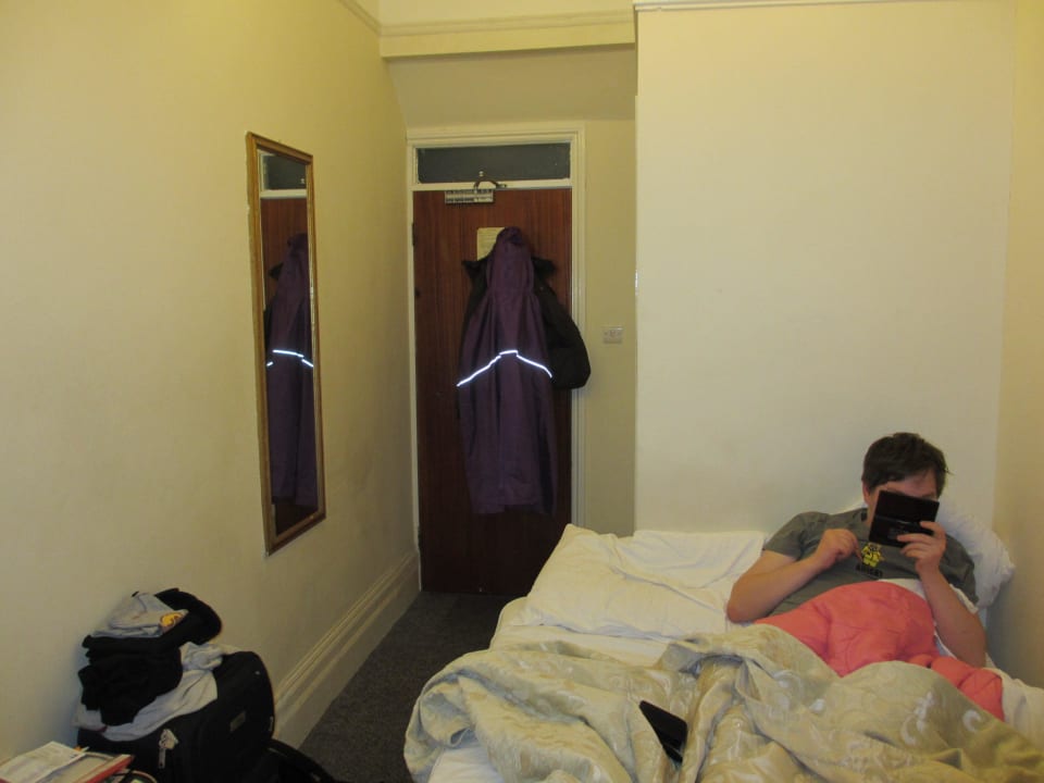 Hinter dem Bett ist das 2m² Bad Hotel St Simeon